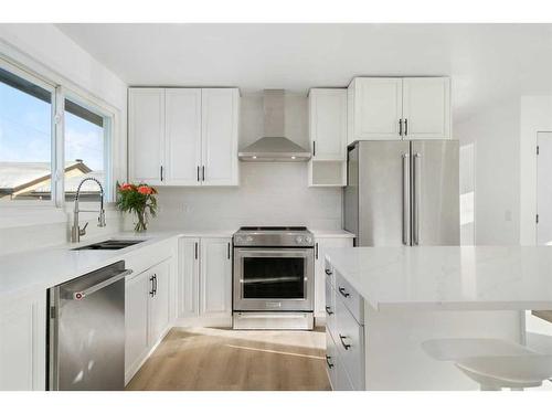 639 Maidstone Drive, Calgary, AB - Indoor Photo Showing Kitchen With Stainless Steel Kitchen With Upgraded Kitchen