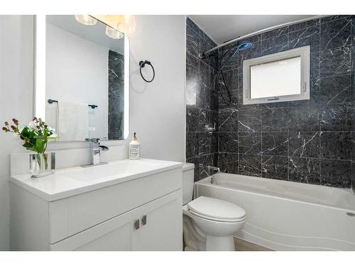 639 Maidstone Drive, Calgary, AB - Indoor Photo Showing Bathroom