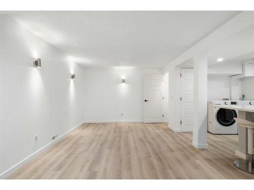 639 Maidstone Drive, Calgary, AB - Indoor Photo Showing Laundry Room