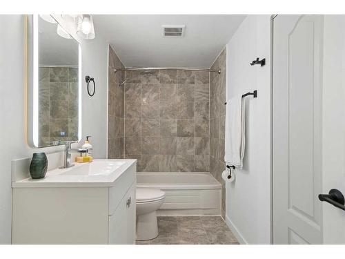 639 Maidstone Drive, Calgary, AB - Indoor Photo Showing Bathroom