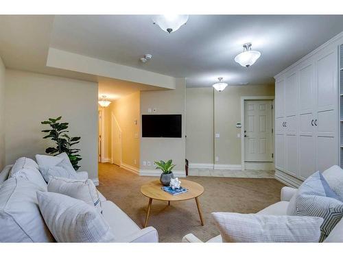 2332 6 Street Se, Calgary, AB - Indoor Photo Showing Living Room