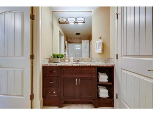 2332 6 Street Se, Calgary, AB - Indoor Photo Showing Bathroom