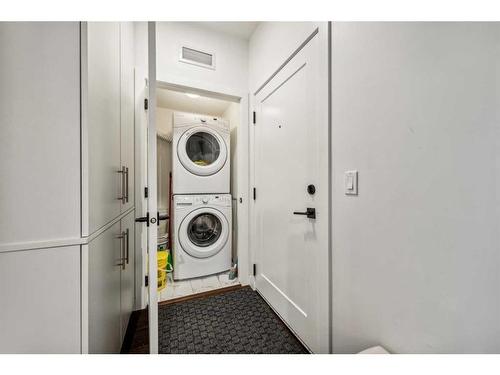 308-2702 17 Avenue Sw, Calgary, AB - Indoor Photo Showing Laundry Room