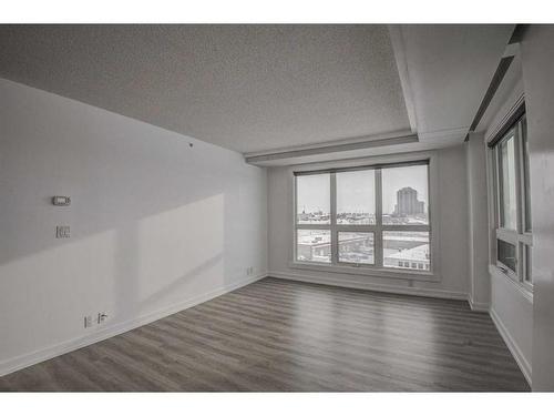 720-8880 Horton Road Sw, Calgary, AB - Indoor Photo Showing Other Room