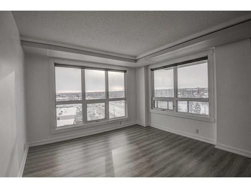 720-8880 Horton Road Sw, Calgary, AB - Indoor Photo Showing Other Room