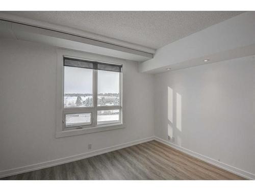 720-8880 Horton Road Sw, Calgary, AB - Indoor Photo Showing Other Room