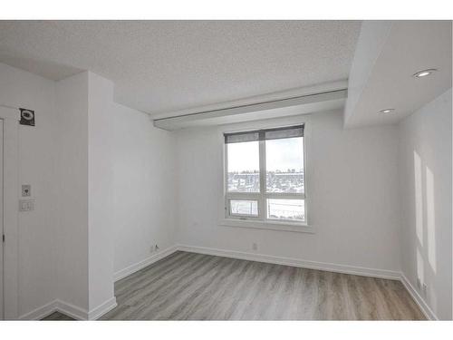 720-8880 Horton Road Sw, Calgary, AB - Indoor Photo Showing Other Room