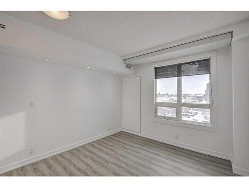 720-8880 Horton Road Sw, Calgary, AB - Indoor Photo Showing Other Room