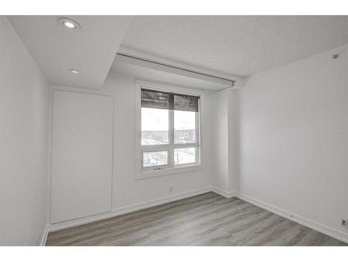 720-8880 Horton Road Sw, Calgary, AB - Indoor Photo Showing Other Room