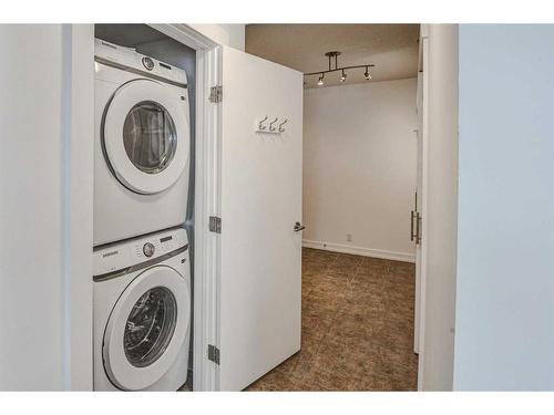 720-8880 Horton Road Sw, Calgary, AB - Indoor Photo Showing Laundry Room