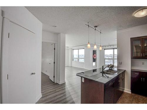 720-8880 Horton Road Sw, Calgary, AB - Indoor Photo Showing Kitchen