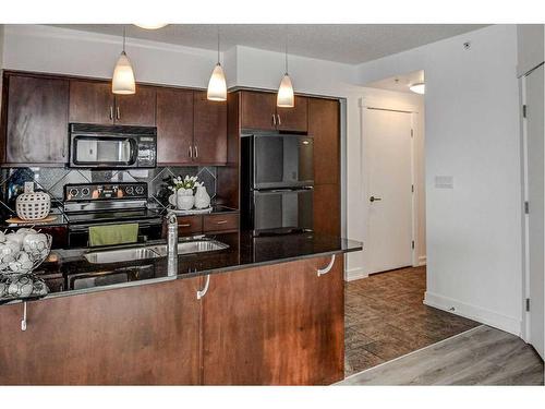 720-8880 Horton Road Sw, Calgary, AB - Indoor Photo Showing Kitchen