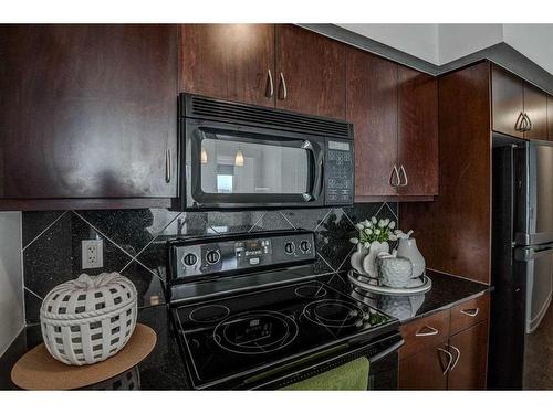 720-8880 Horton Road Sw, Calgary, AB - Indoor Photo Showing Kitchen