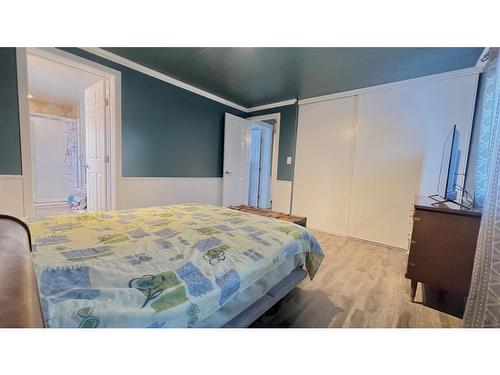 623 5Th Avenue West, Hanna, AB - Indoor Photo Showing Bedroom