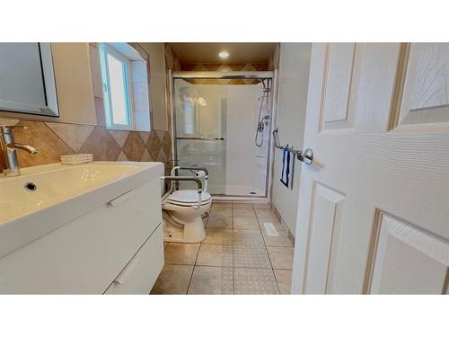 623 5Th Avenue West, Hanna, AB - Indoor Photo Showing Bathroom