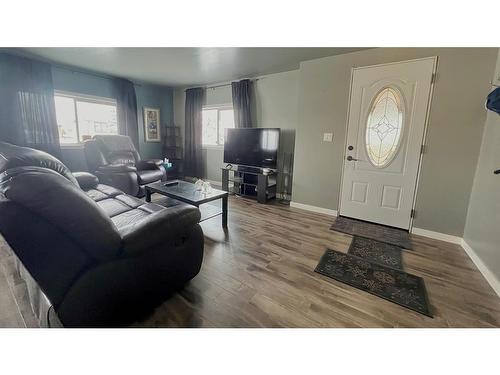 623 5Th Avenue West, Hanna, AB - Indoor Photo Showing Living Room