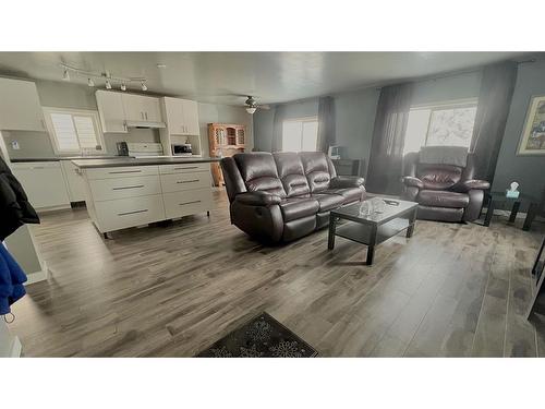 623 5Th Avenue West, Hanna, AB - Indoor