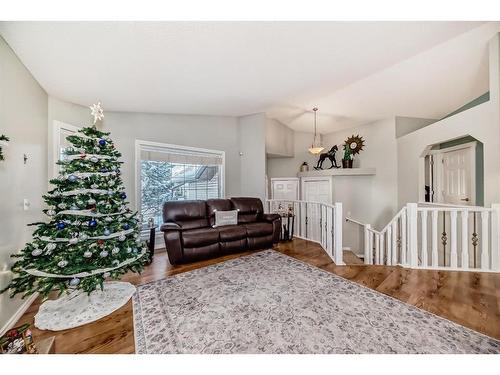 83 Sheep River Heights, Okotoks, AB - Indoor Photo Showing Living Room