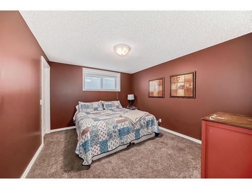 83 Sheep River Heights, Okotoks, AB - Indoor Photo Showing Bedroom