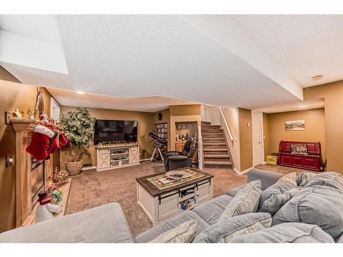 83 Sheep River Heights, Okotoks, AB - Indoor Photo Showing Living Room