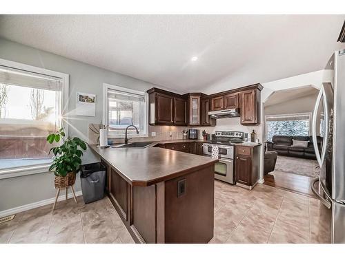 83 Sheep River Heights, Okotoks, AB - Indoor Photo Showing Kitchen