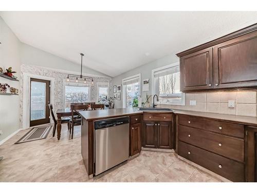 83 Sheep River Heights, Okotoks, AB - Indoor Photo Showing Kitchen