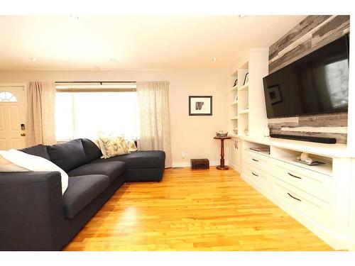 4417 Quentin Court Sw, Calgary, AB - Indoor Photo Showing Living Room