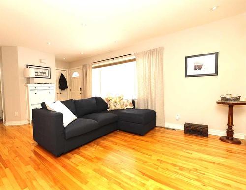 4417 Quentin Court Sw, Calgary, AB - Indoor Photo Showing Living Room