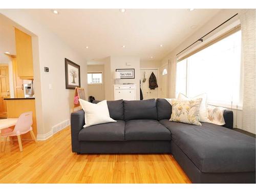 4417 Quentin Court Sw, Calgary, AB - Indoor Photo Showing Living Room