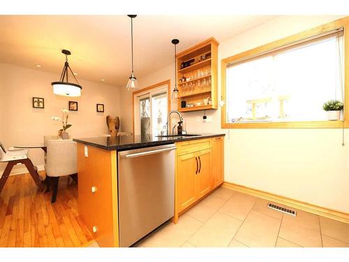 4417 Quentin Court Sw, Calgary, AB - Indoor Photo Showing Kitchen