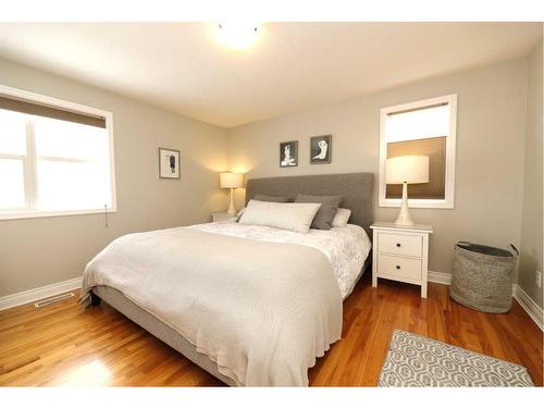 4417 Quentin Court Sw, Calgary, AB - Indoor Photo Showing Bedroom