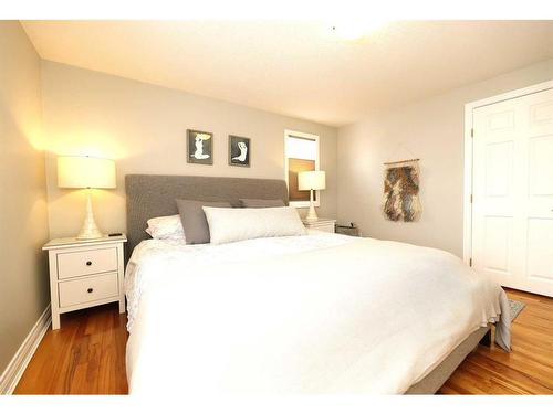 4417 Quentin Court Sw, Calgary, AB - Indoor Photo Showing Bedroom