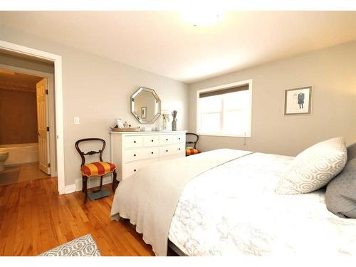 4417 Quentin Court Sw, Calgary, AB - Indoor Photo Showing Bedroom