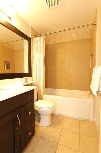 4417 Quentin Court Sw, Calgary, AB - Indoor Photo Showing Bathroom