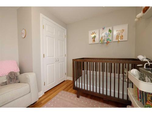 4417 Quentin Court Sw, Calgary, AB - Indoor Photo Showing Bedroom