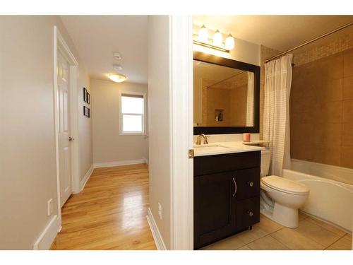 4417 Quentin Court Sw, Calgary, AB - Indoor Photo Showing Bathroom