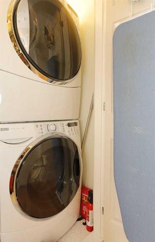 4417 Quentin Court Sw, Calgary, AB - Indoor Photo Showing Laundry Room