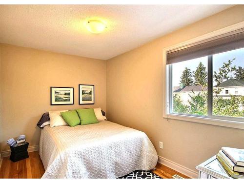 4417 Quentin Court Sw, Calgary, AB - Indoor Photo Showing Bedroom