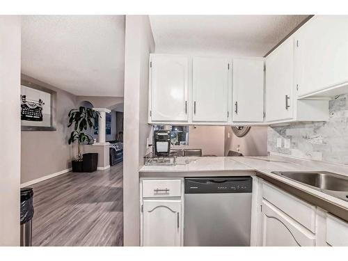 302-1001 68 Avenue Sw, Calgary, AB - Indoor Photo Showing Kitchen