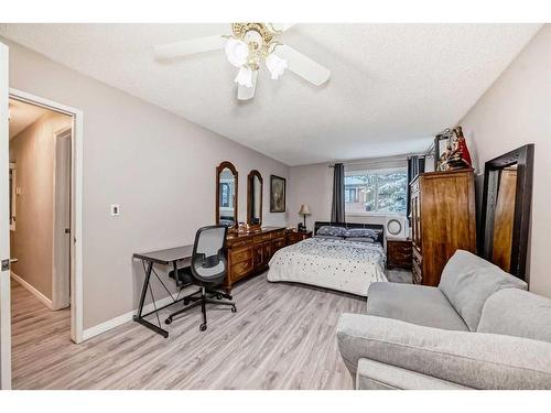 302-1001 68 Avenue Sw, Calgary, AB - Indoor Photo Showing Bedroom