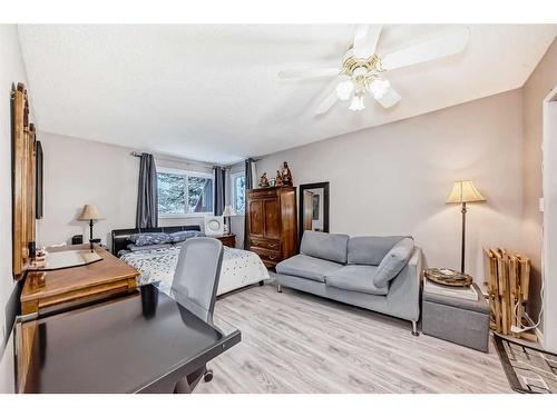 302-1001 68 Avenue Sw, Calgary, AB - Indoor Photo Showing Living Room