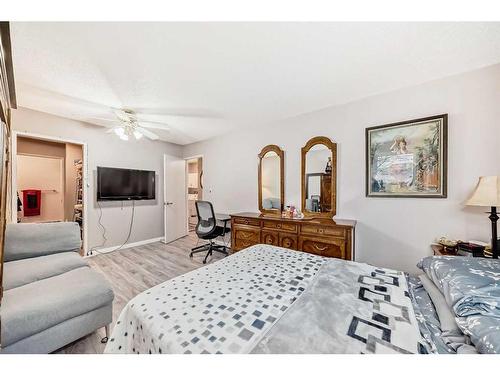 302-1001 68 Avenue Sw, Calgary, AB - Indoor Photo Showing Bedroom