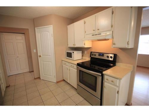 4 Midlawn Place Se, Calgary, AB - Indoor Photo Showing Kitchen