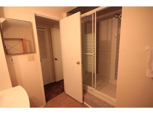 4 Midlawn Place Se, Calgary, AB - Indoor Photo Showing Bathroom