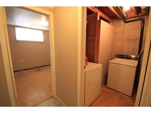 4 Midlawn Place Se, Calgary, AB - Indoor Photo Showing Laundry Room