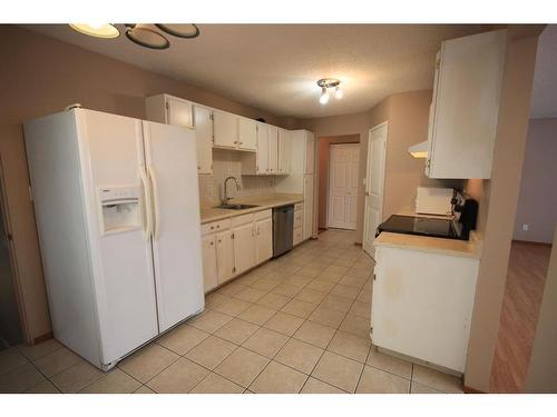 4 Midlawn Place Se, Calgary, AB - Indoor Photo Showing Kitchen