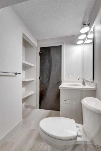 20 Varbay Place Nw, Calgary, AB - Indoor Photo Showing Bathroom