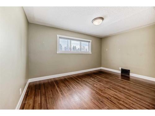 103 Waterloo Drive Sw, Calgary, AB - Indoor Photo Showing Other Room