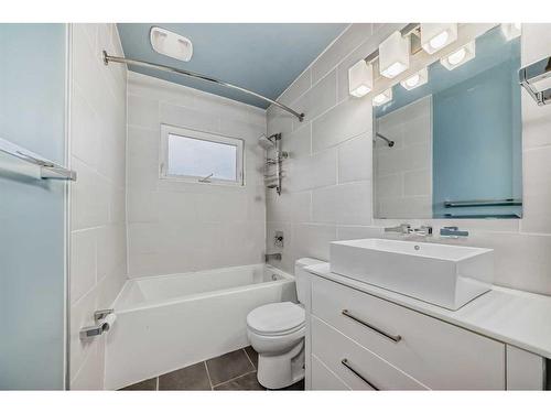 103 Waterloo Drive Sw, Calgary, AB - Indoor Photo Showing Bathroom