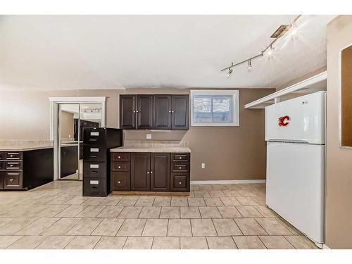 16290 Shawbrooke Drive Sw, Calgary, AB - Indoor Photo Showing Kitchen